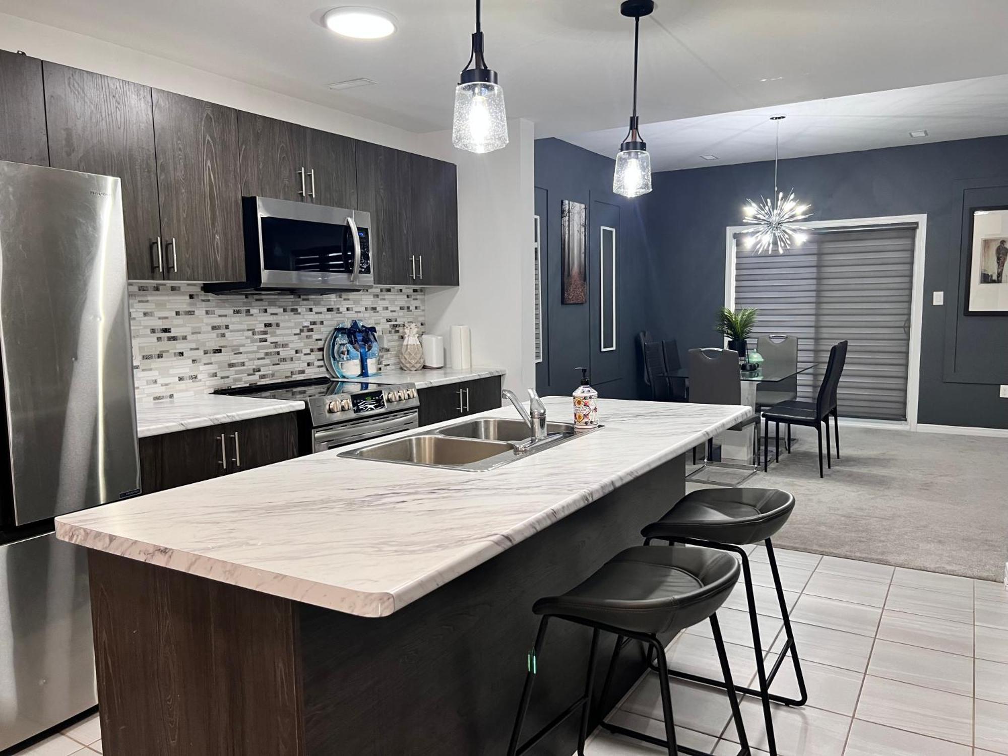 Spacious 4-Bedroom Home, Comfortably Sleeps 10 แบร์รี ภายนอก รูปภาพ